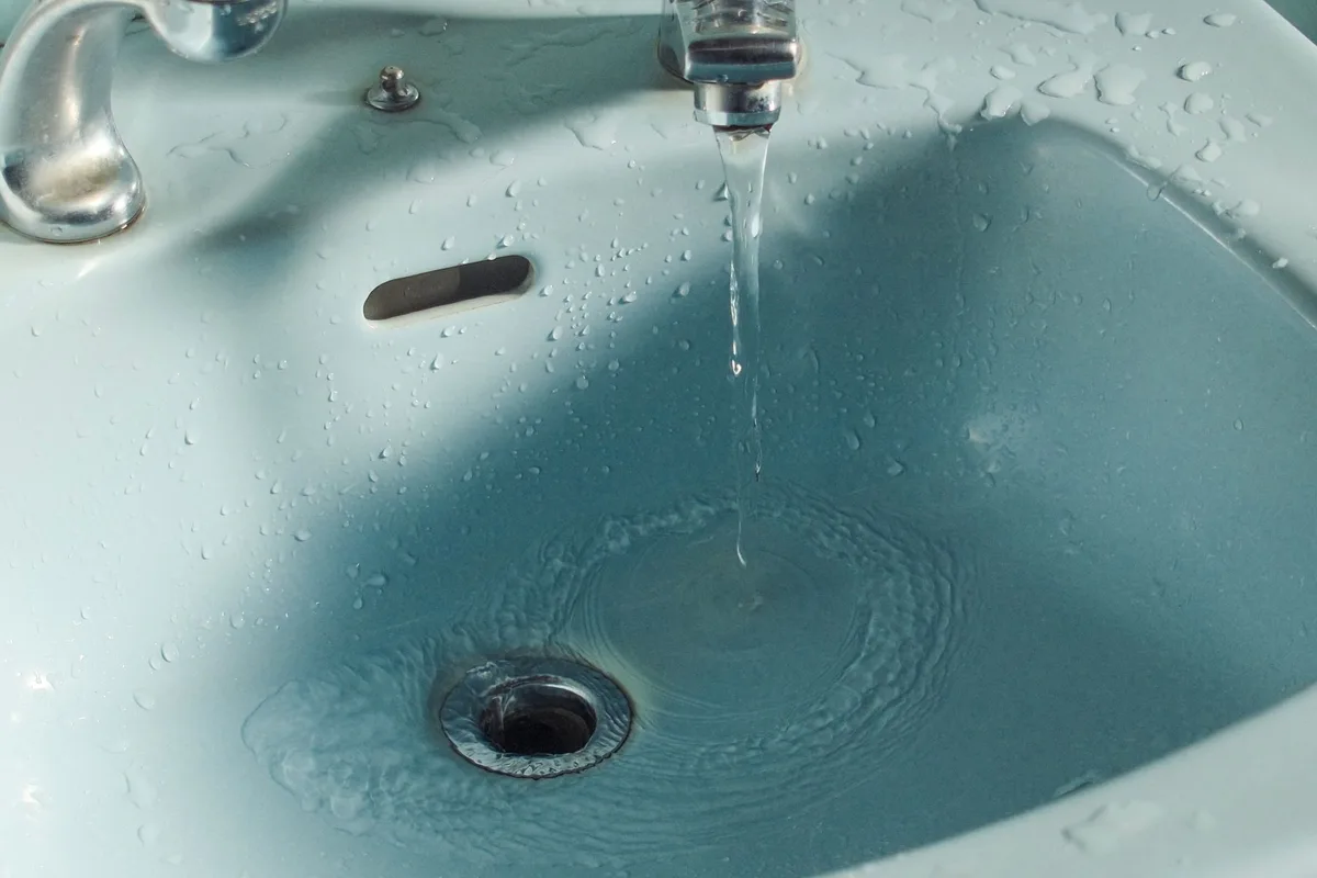 Famiglia che riduce i consumi d'acqua con misure di risparmio domestico