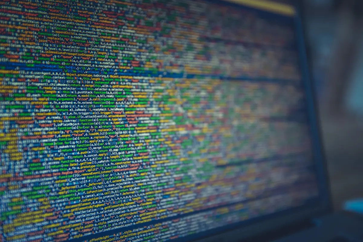 Schermo di computer che mostra codice e grafici di analisi dei dati per illustrare il funzionamento degli algoritmi.