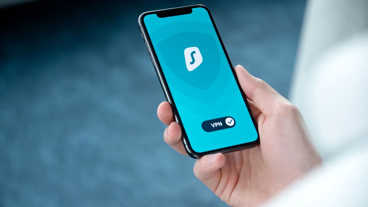 Schermo di smartphone con impostazioni di privacy e controlli di visibilità dei dati personali.