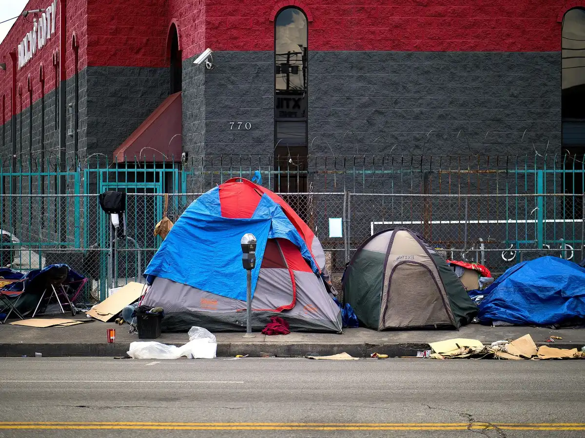 Una tenda simbolo dell'emergenza abitativa degli ex occupanti di Spin Time