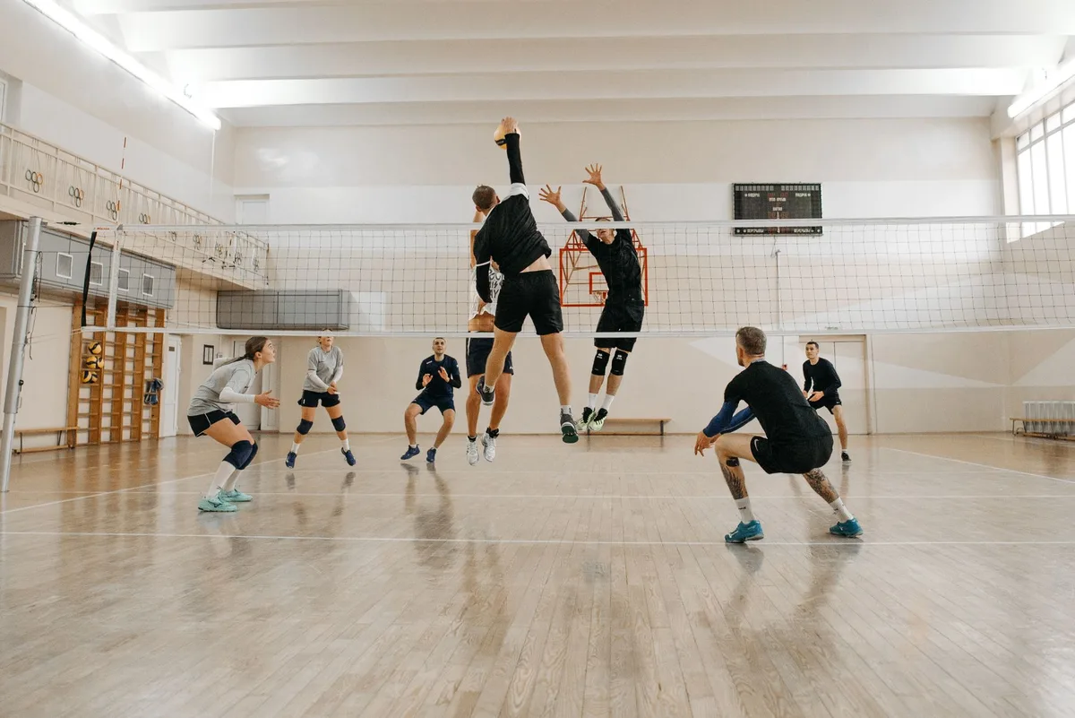 Partita di volley femminile in uno stadio affollato con spettatori turchi