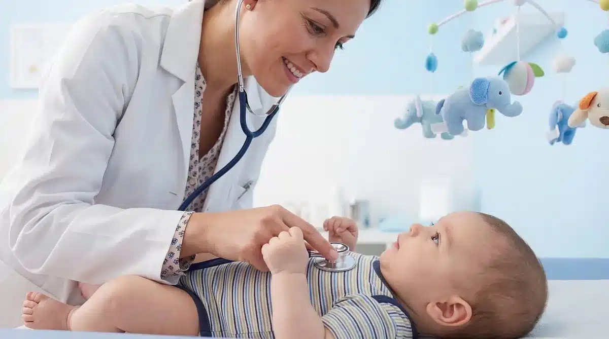 Sala di una clinica di base con apparecchiatura medica semplice e spazio vuoto dove mancherebbe l'ecografo
