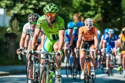 Bicicletta da corsa e caschi in un box del team, area paddock
