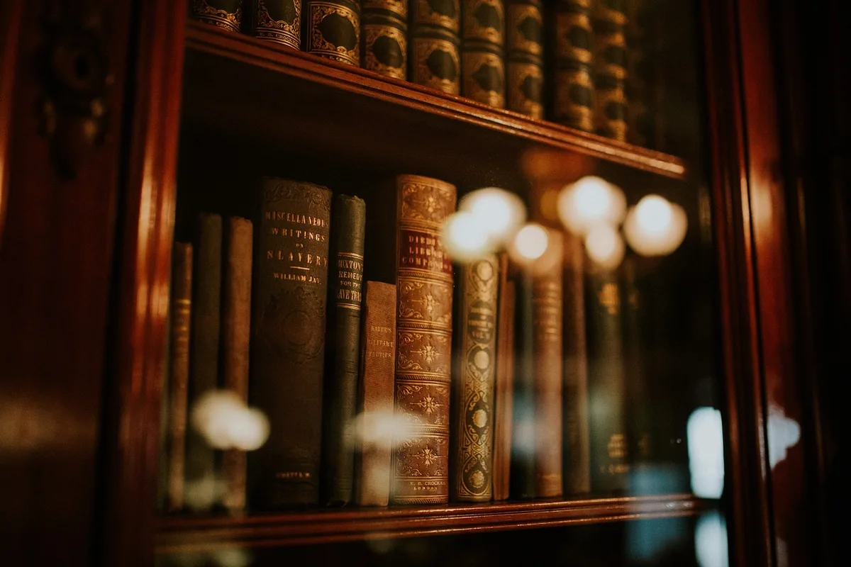 Vari libri classici disposti su uno scaffale, con copertine diverse e titoli visibili