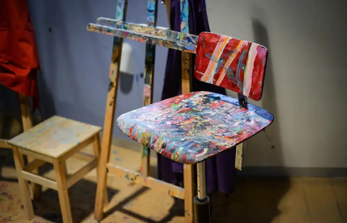 Interno di un atelier con tessuti e macchine da cucire