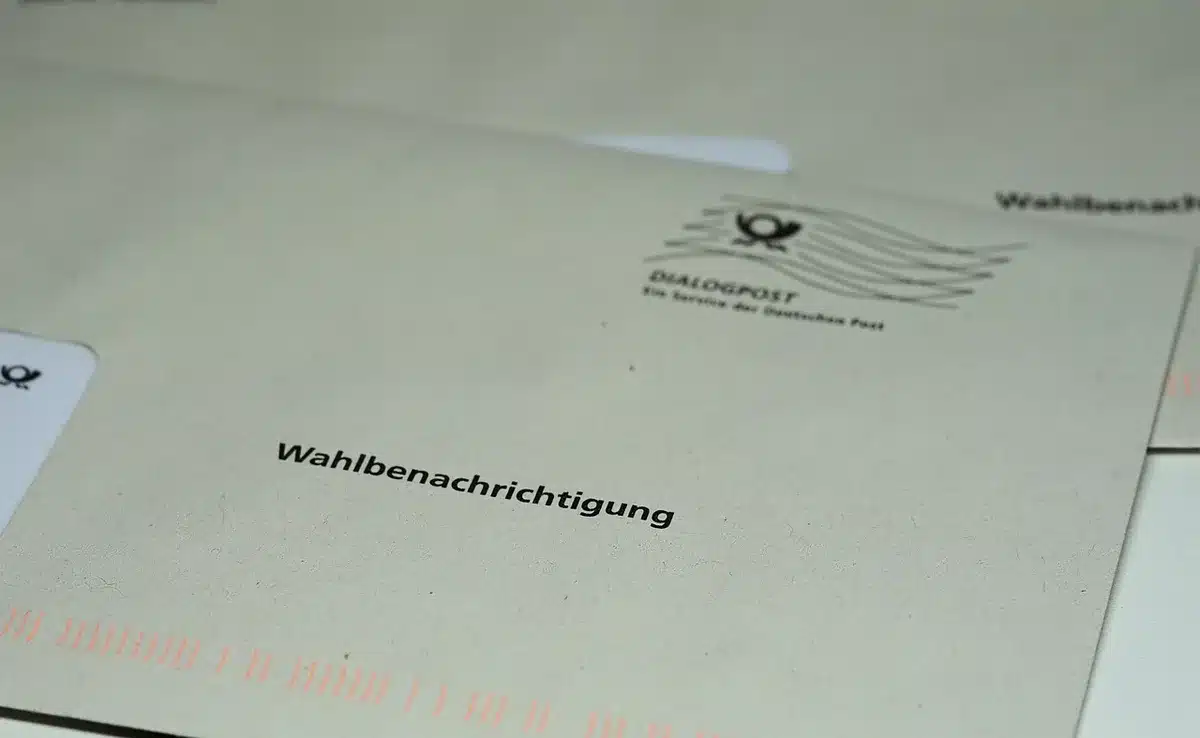 Lettera manoscritta su un tavolo con una penna, evocativa del post di Annalisa