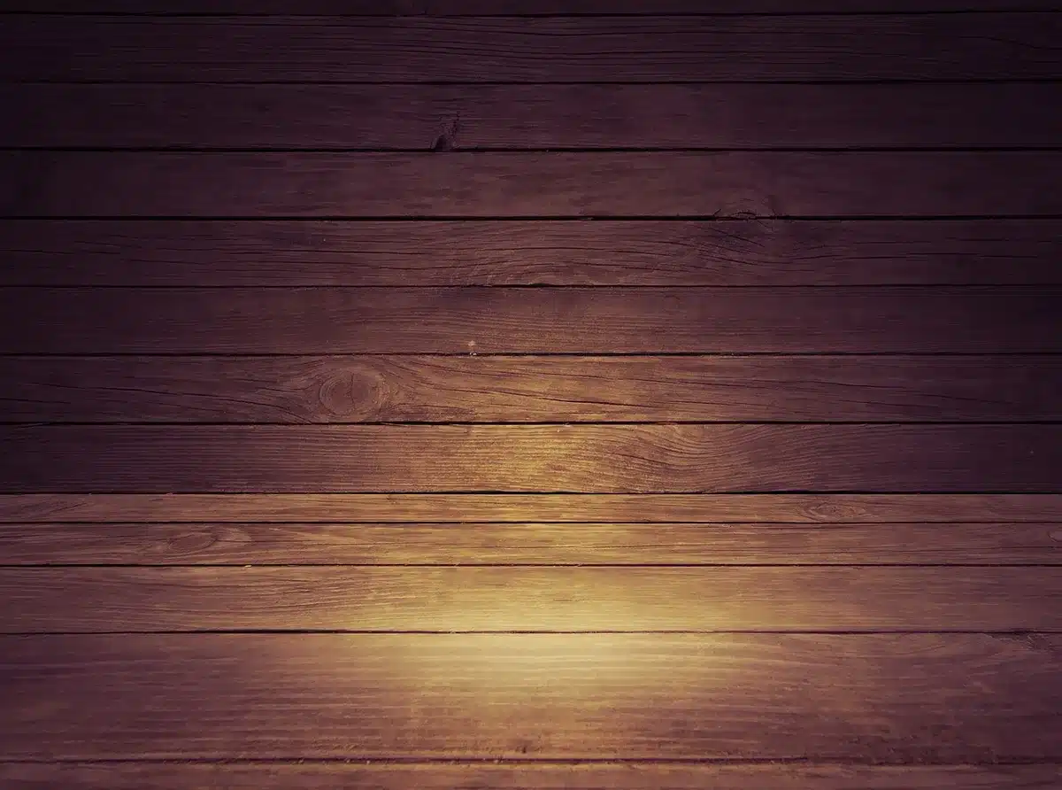 Scarpe da ballo e maschera su parquet sotto un riflettore, atmosfera di tensione prima dello show