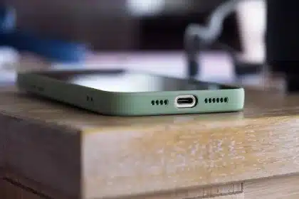 Smartphone che mostra una mail di prevendita accanto a un biglietto elettronico su tavolo