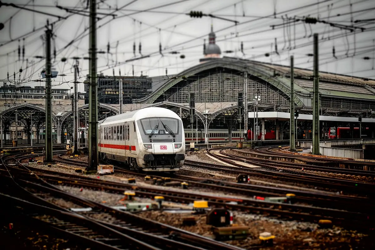 Rappresentazione digitale che sovrappone elementi di IA a infrastrutture urbane