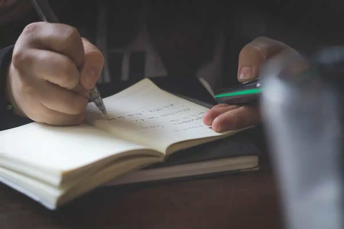 Mano che firma un documento con un martelletto giudiziario vicino