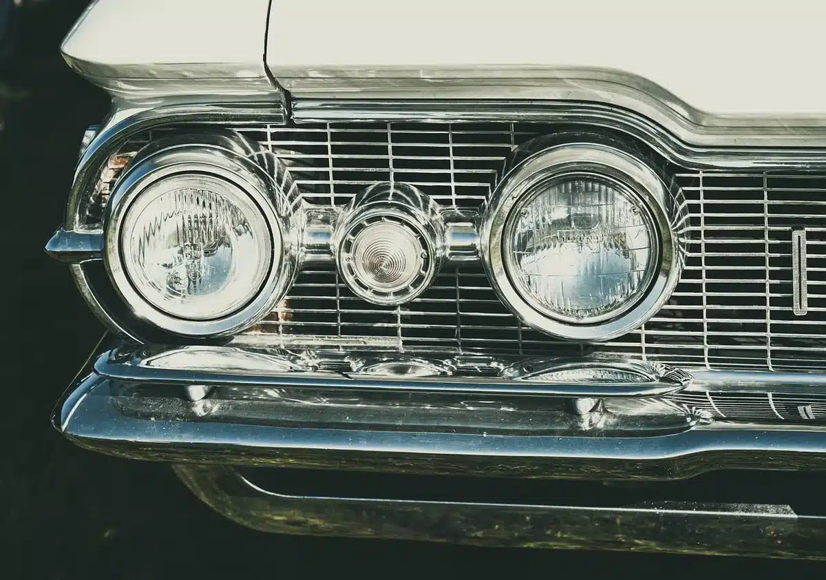 Documento fiscale con una piccola auto sullo sfondo