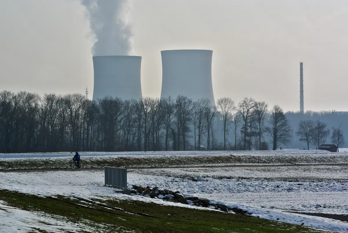 Condotti di raffreddamento di una centrale vicino a un fiume con portata ridotta