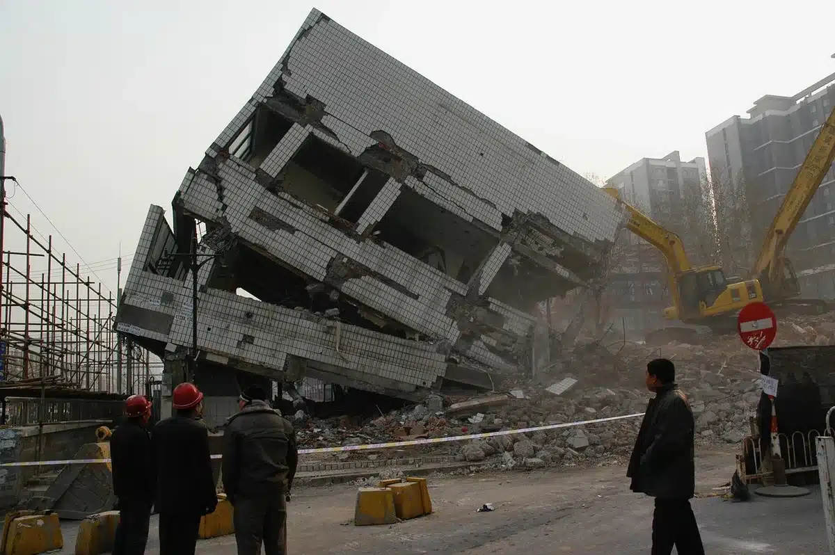 Bulldozer corazzato e edifici danneggiati in un'area urbana
