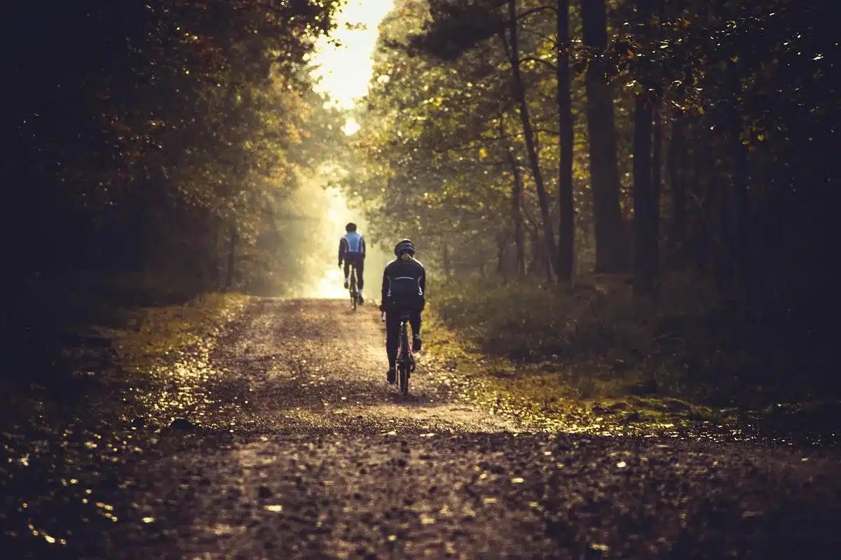 Fuga di ciclisti su strada con vantaggio rispetto al gruppo