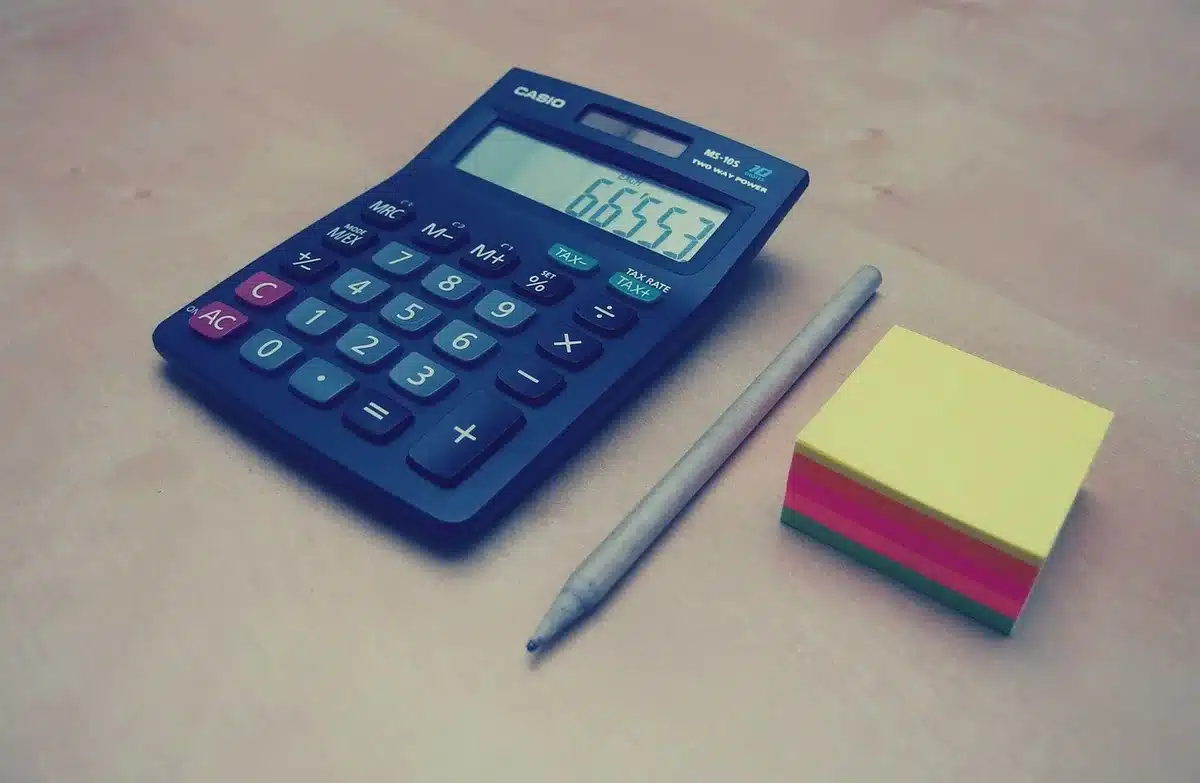 Calcolatrice e appunti che mostrano il calcolo degli interessi su breve periodo