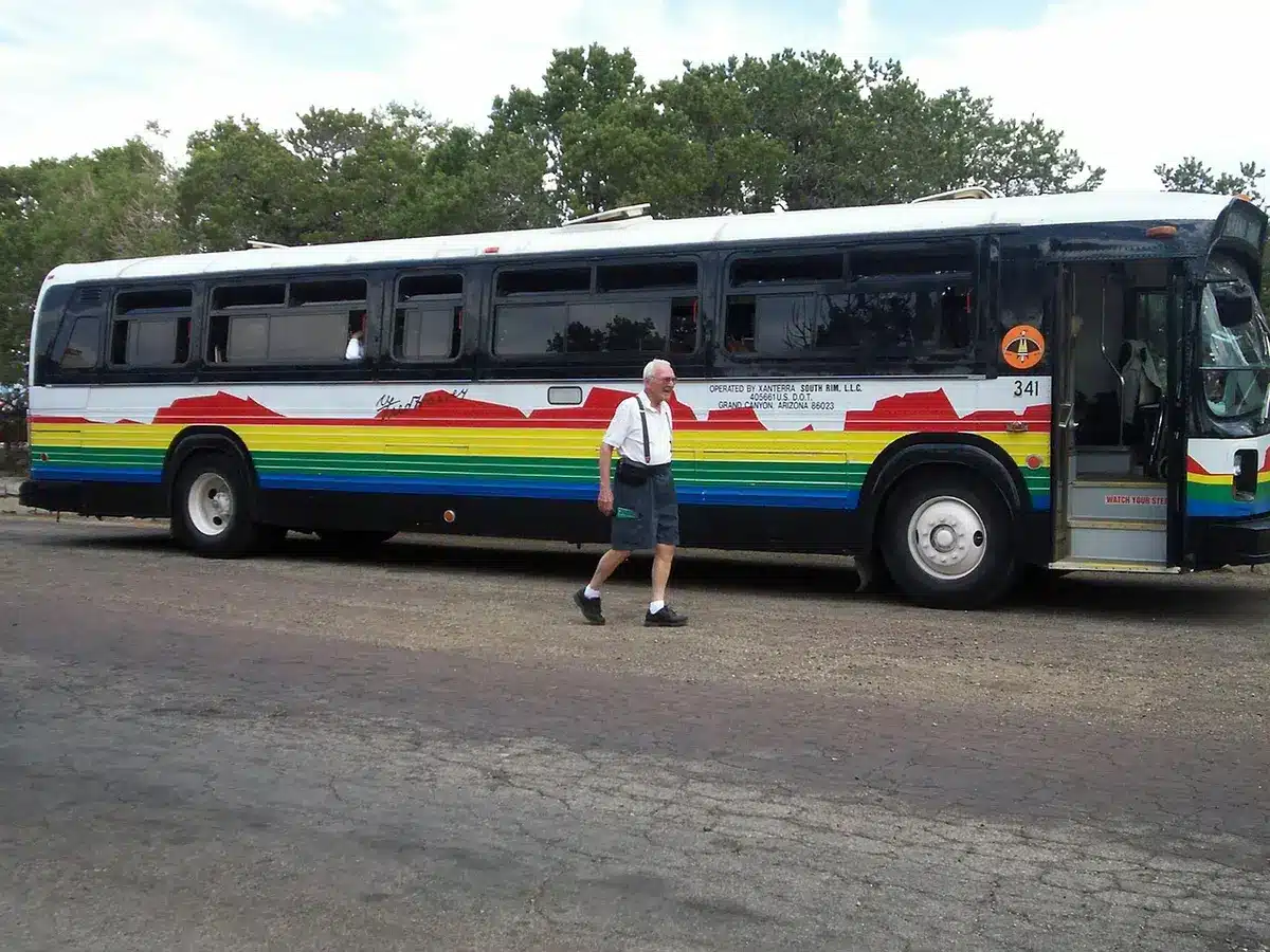 Roadie e membri della band accanto a un tour bus e casse sul palco