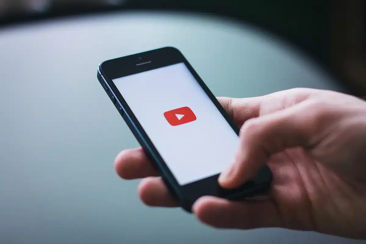 Schermo di smartphone che mostra feed social con hashtag e commenti
