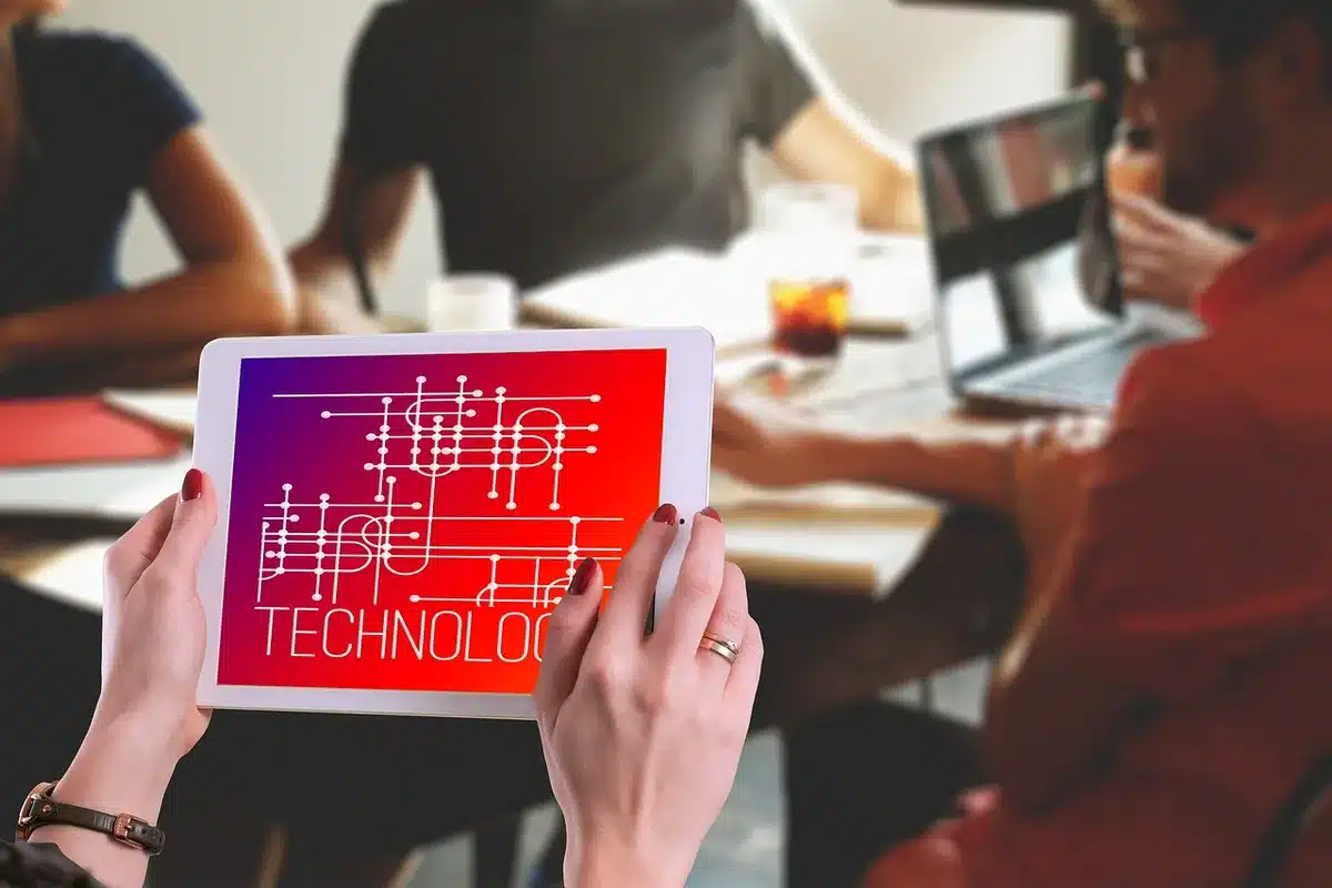 Diagramma e persone che discutono come simbolo della circolazione delle informazioni