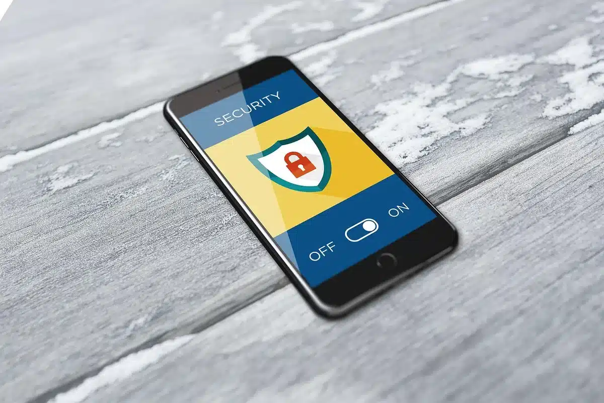 Operatori di sicurezza anonimi intorno a un tavolo con mappe e telefoni