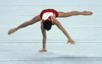 Cavallo con maniglie in una pedana di ginnastica sotto i riflettori dell'arena