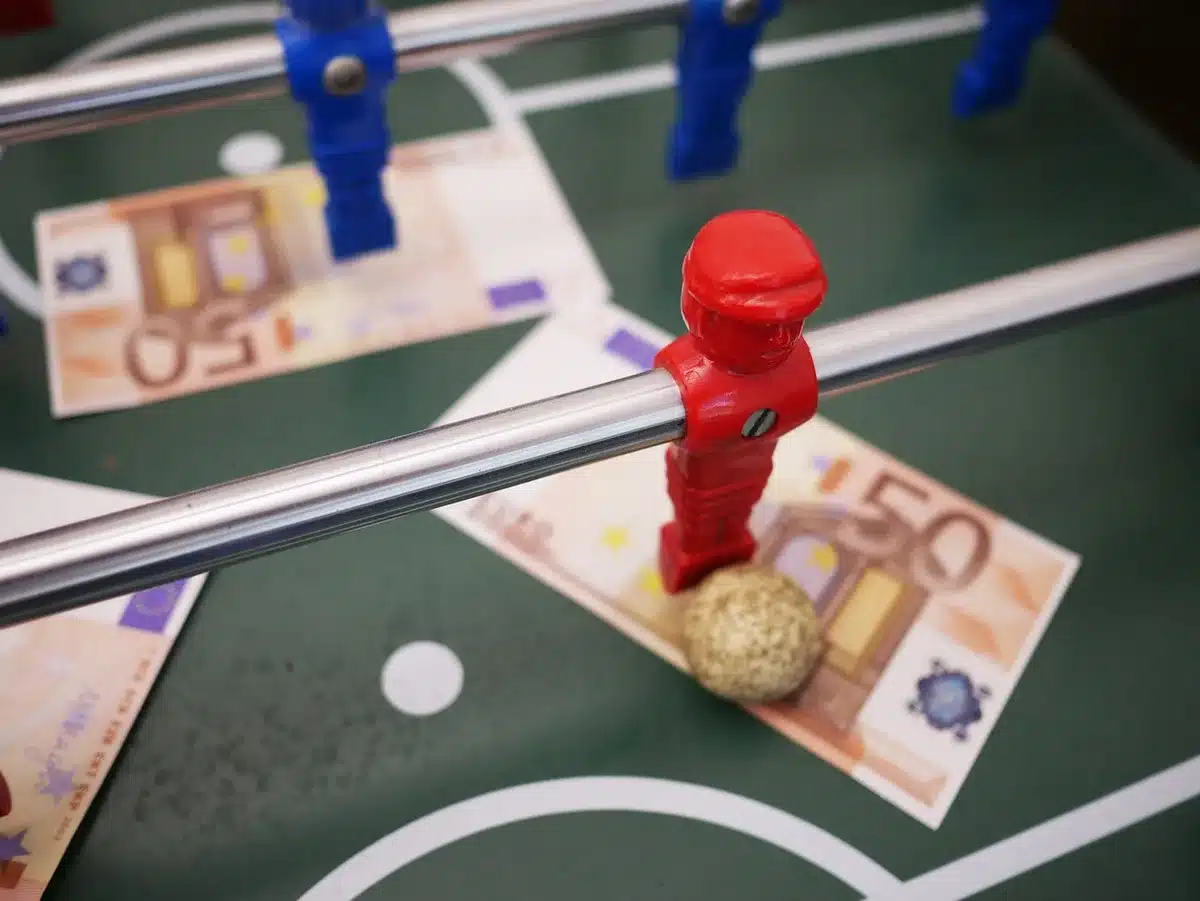 Foglio con quote di scommesse sportive e documenti su una scrivania