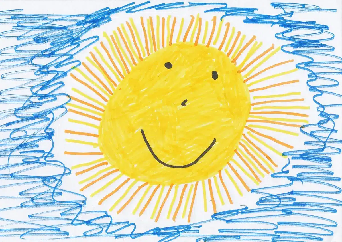Pannelli con disegni di bambini esposti davanti a un monumento storico