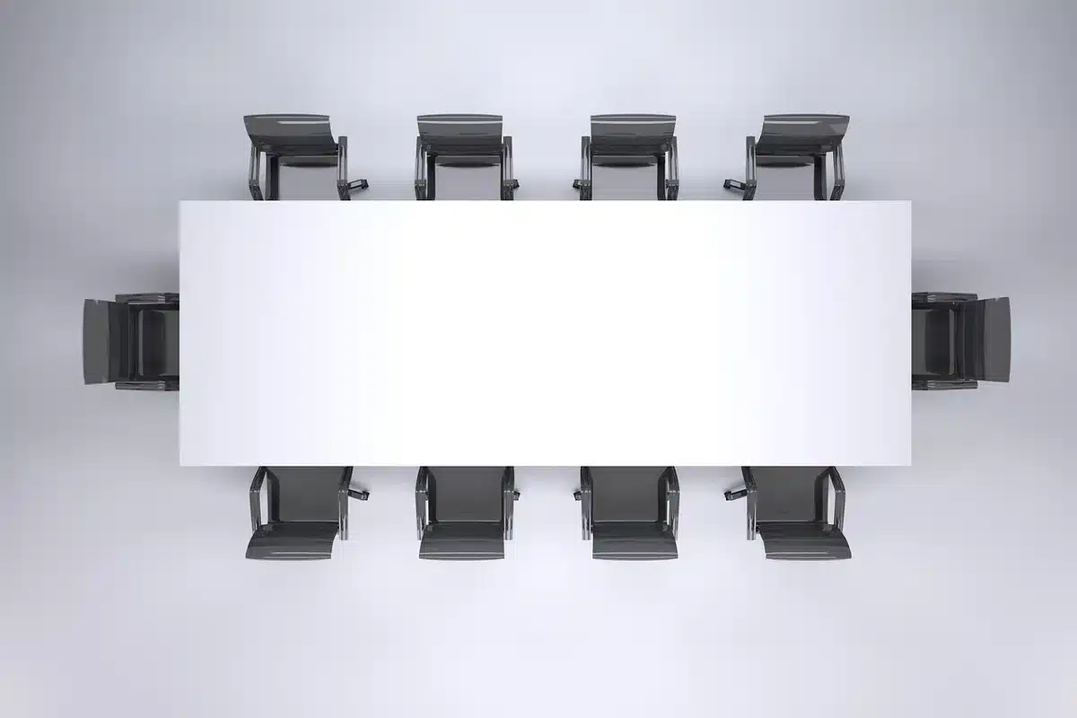 Riunione internazionale di responsabili politici attorno a un tavolo