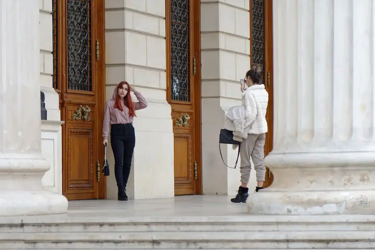 Mano che tiene uno smartphone con foto selezionate, simbolo di controllo sulla comunicazione
