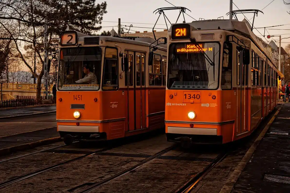 Autobus e tram in servizio verso lo Stadio Olimpico con passeggeri in attesa