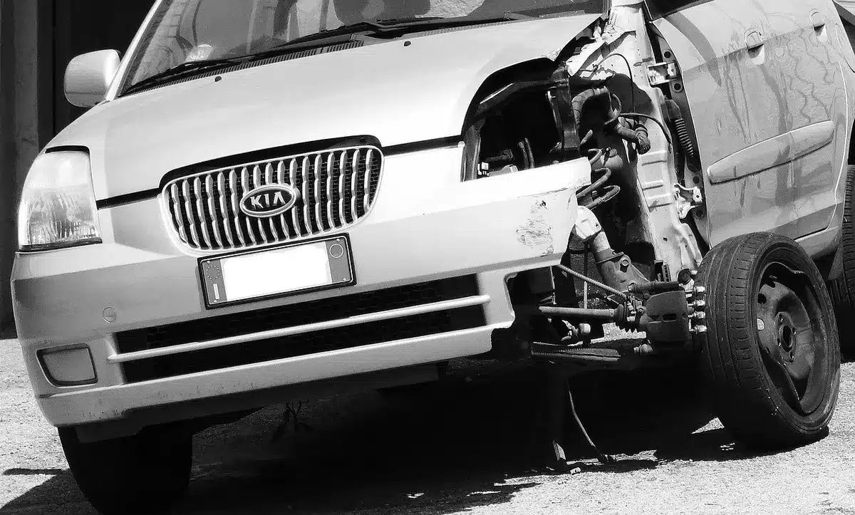 Vettura da corsa danneggiata dopo un incidente in pista
