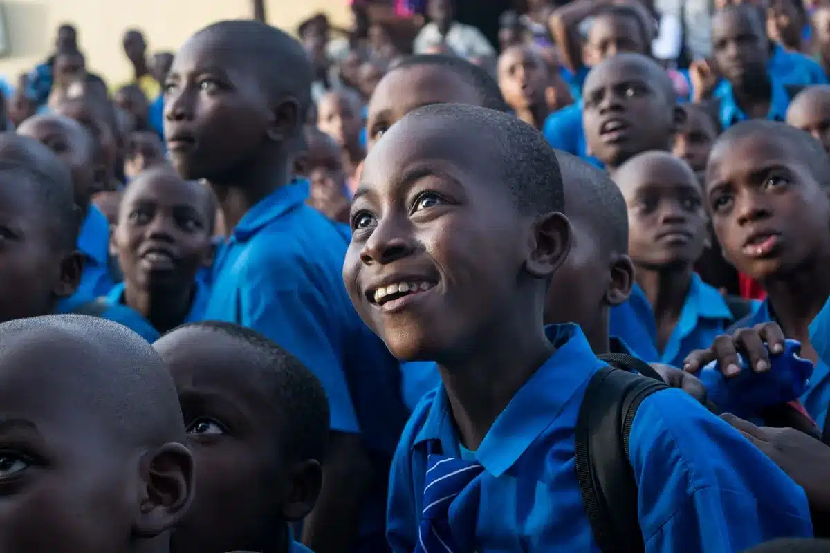Insegnante e bambini in aula durante un'attività educativa