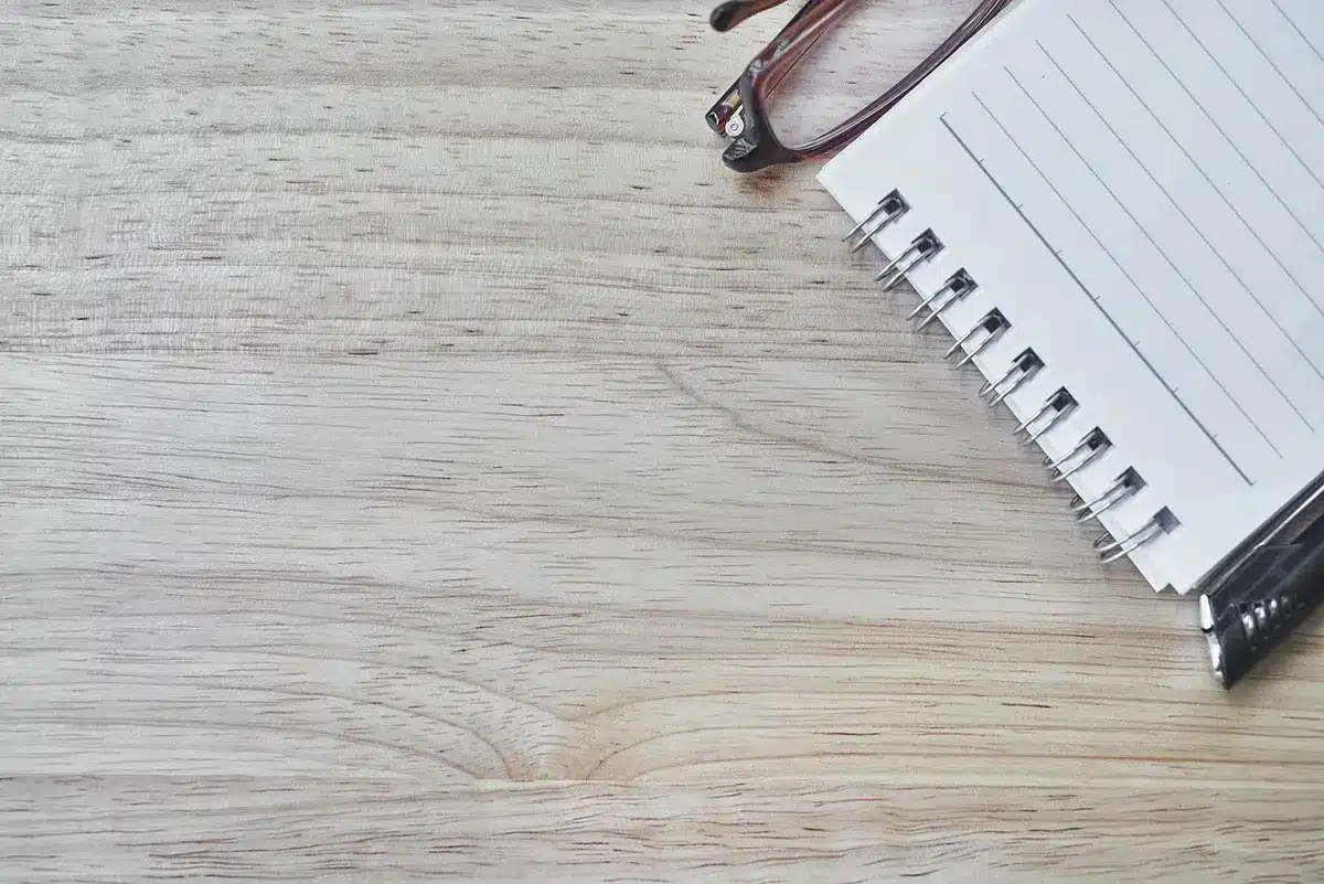 Taccuino e registratore su una scrivania che evocano l'attività di un ex inviato