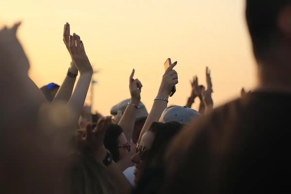Tifosi e manifestanti davanti al MetLife Stadium durante il concerto