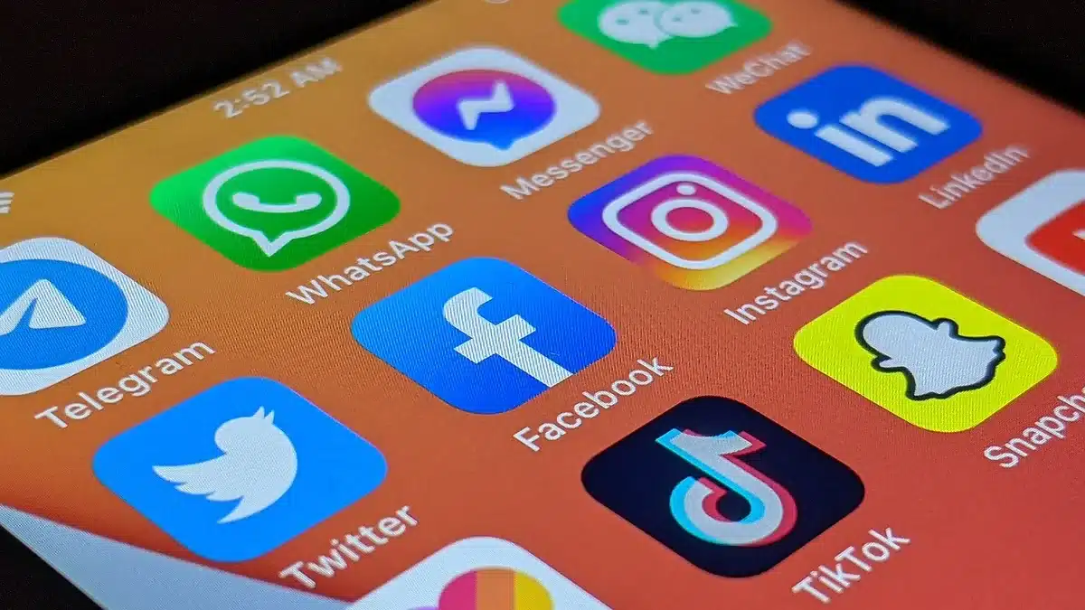 Mano che scorre sui social di un artista su smartphone