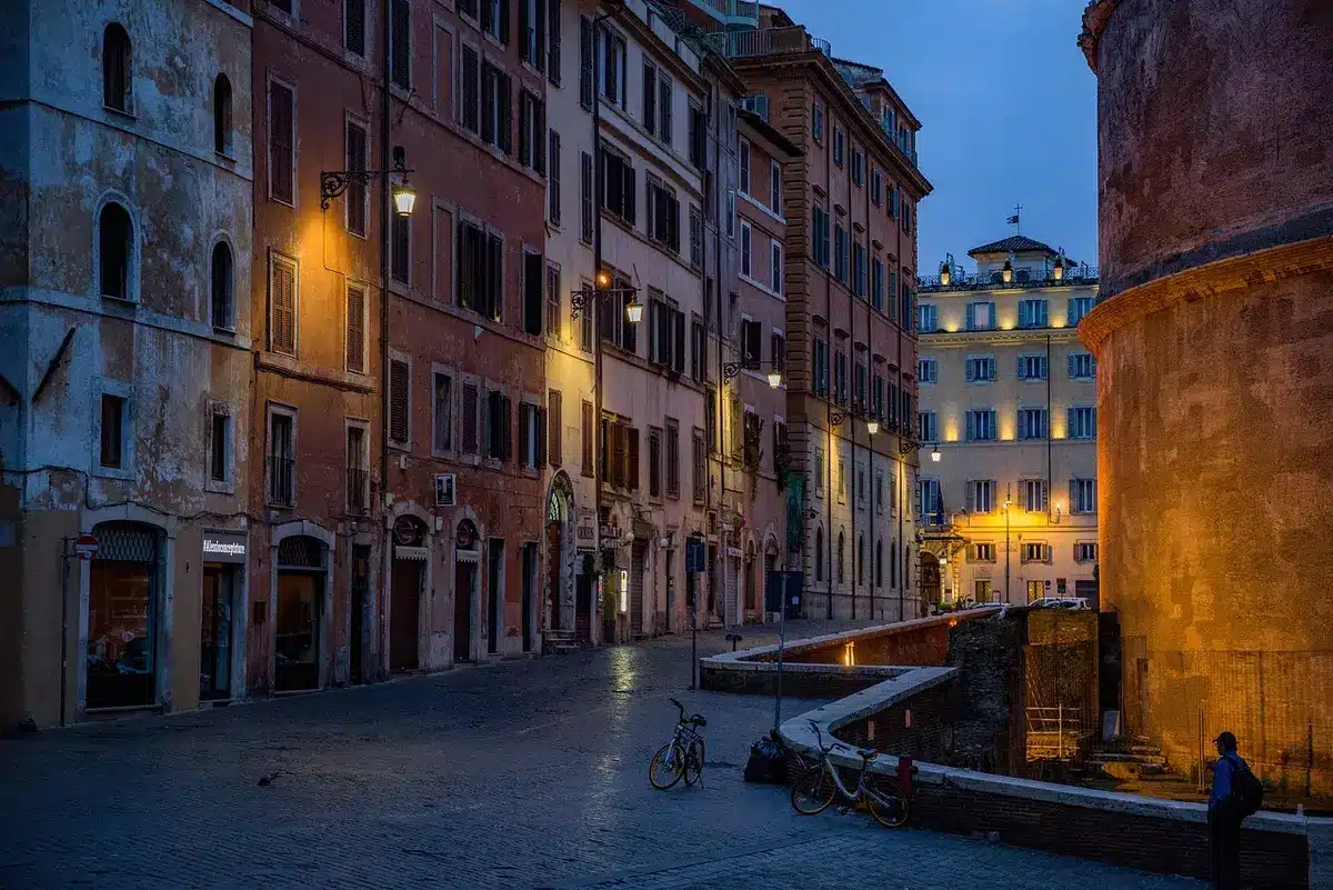 Facciate e numeri civici di via romana con saracinesche abbassate