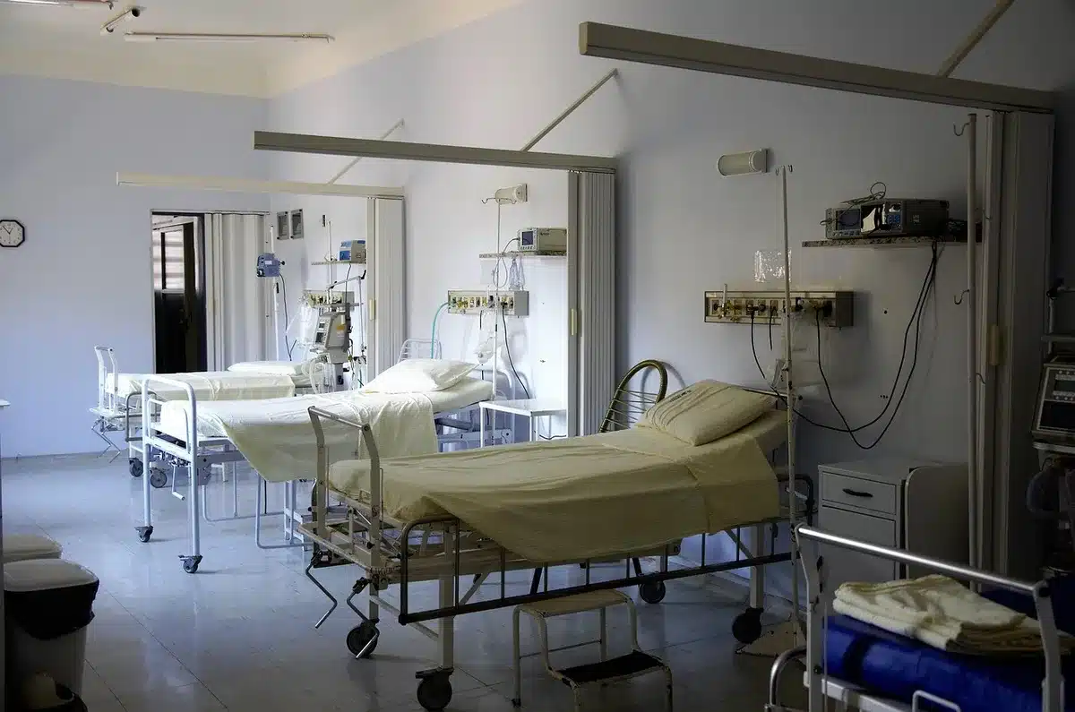 Corsia pediatrica anonima con giochi e letti per bambini