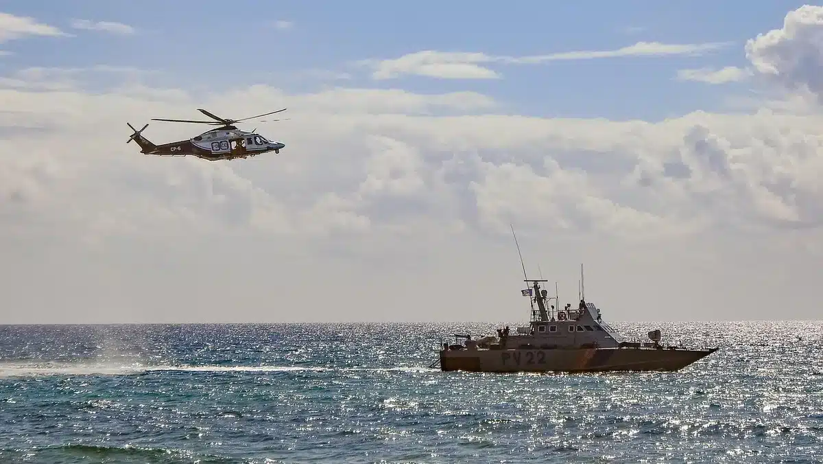 Operazioni di soccorso in mare con imbarcazioni di salvataggio in acque del Mediterraneo