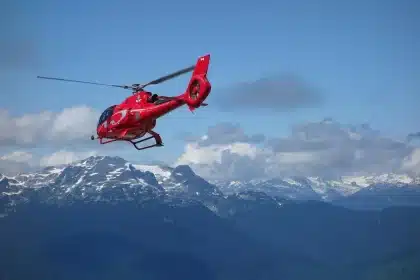 Soccorritori in operazioni di salvataggio presso un tunnel in montagna durante alluvione