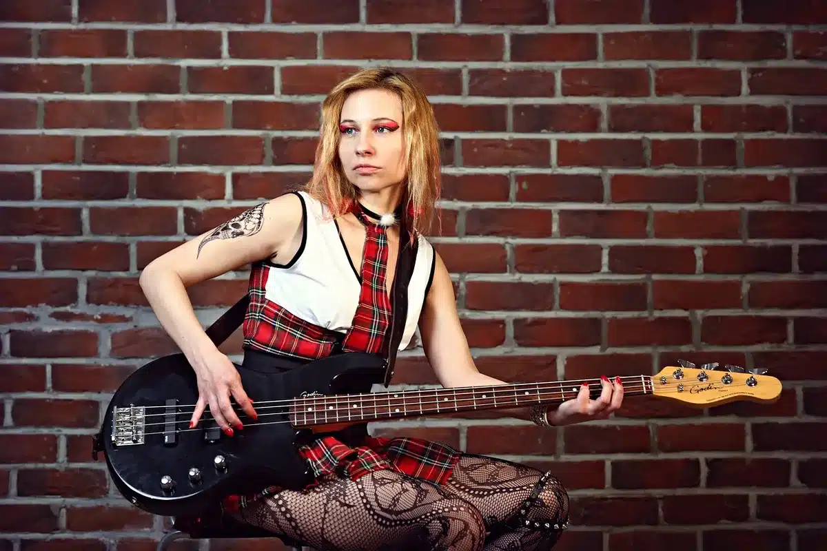 Cantautrice in prova con chitarra elettrica sul palco