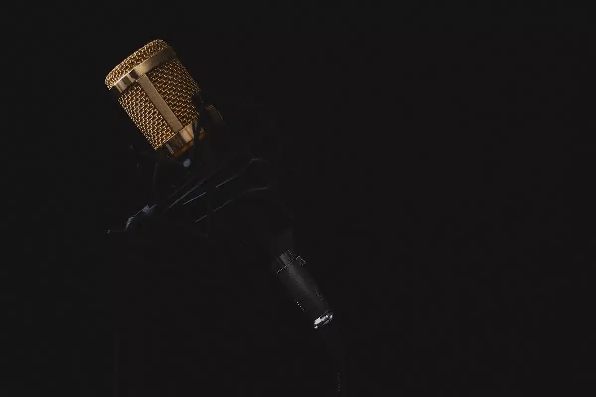 Due autori in studio che discutono spartiti e arrangiamenti