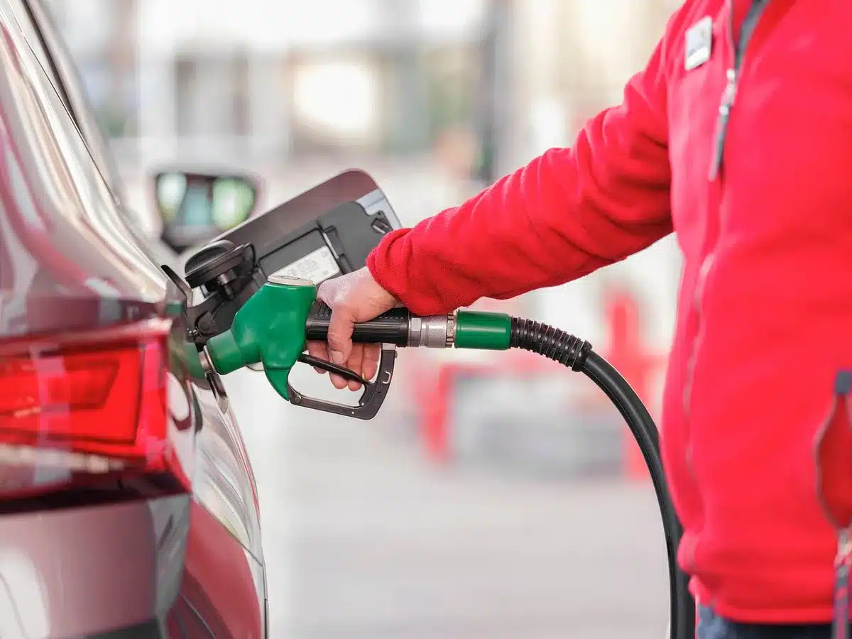Display prezzi carburante e pompe in una stazione di servizio