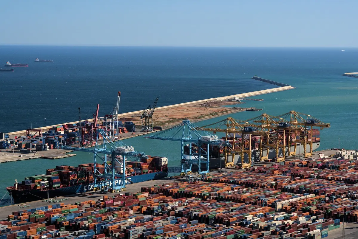 Container in un porto con casse di merci pronte per la spedizione