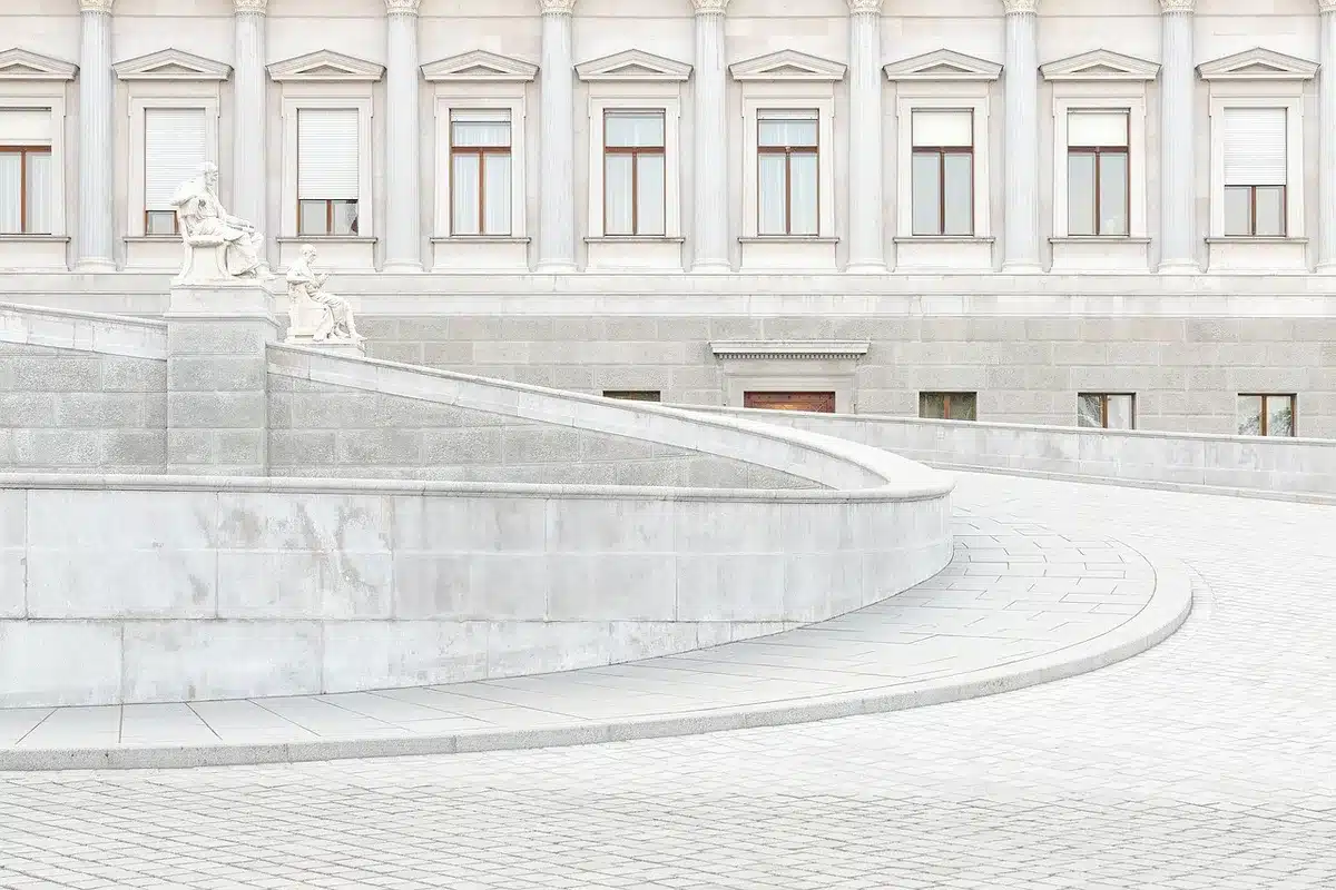Manifestanti ambientalisti con cartelli fuori dal parlamento, vista anonima