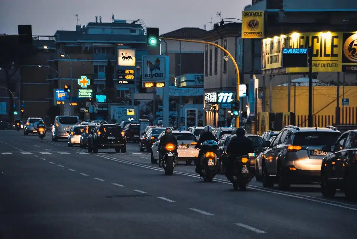 Barriera e cartello di divieto su una strada urbana a Roma