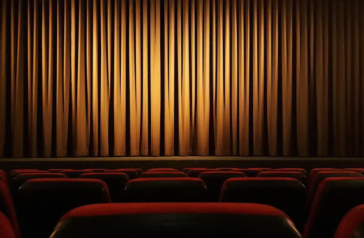 Sala cinematografica con pubblico in attesa di una proiezione festival
