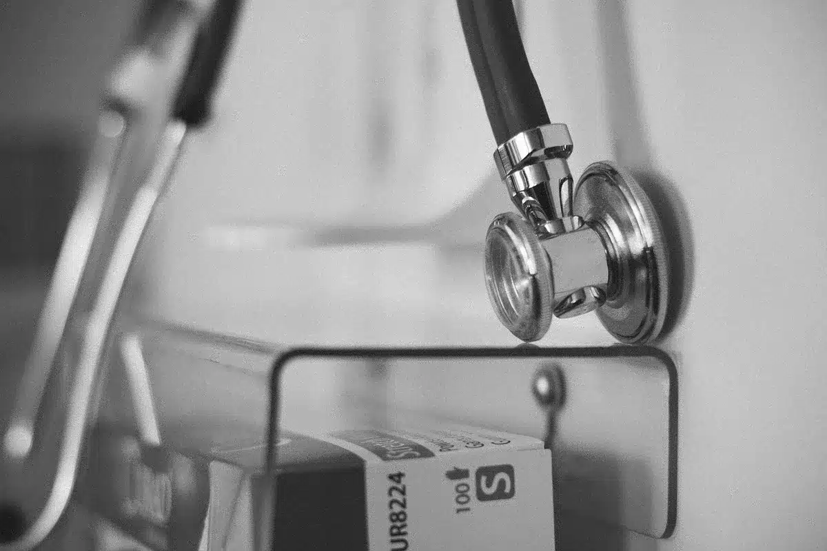 Operatore sanitario che esegue uno screening su un paziente
