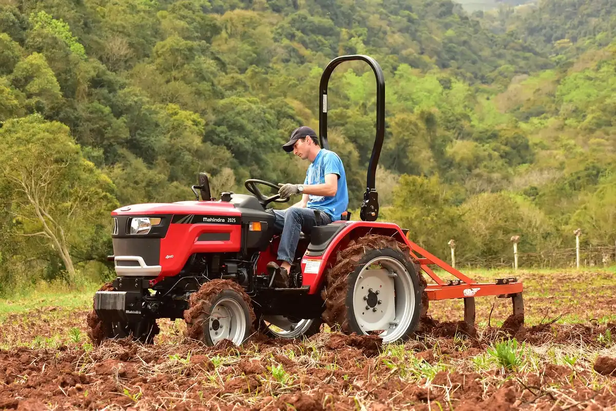 Serbatoi e attrezzature agricole vicino a campi coltivati, simbolo di investimenti pubblici