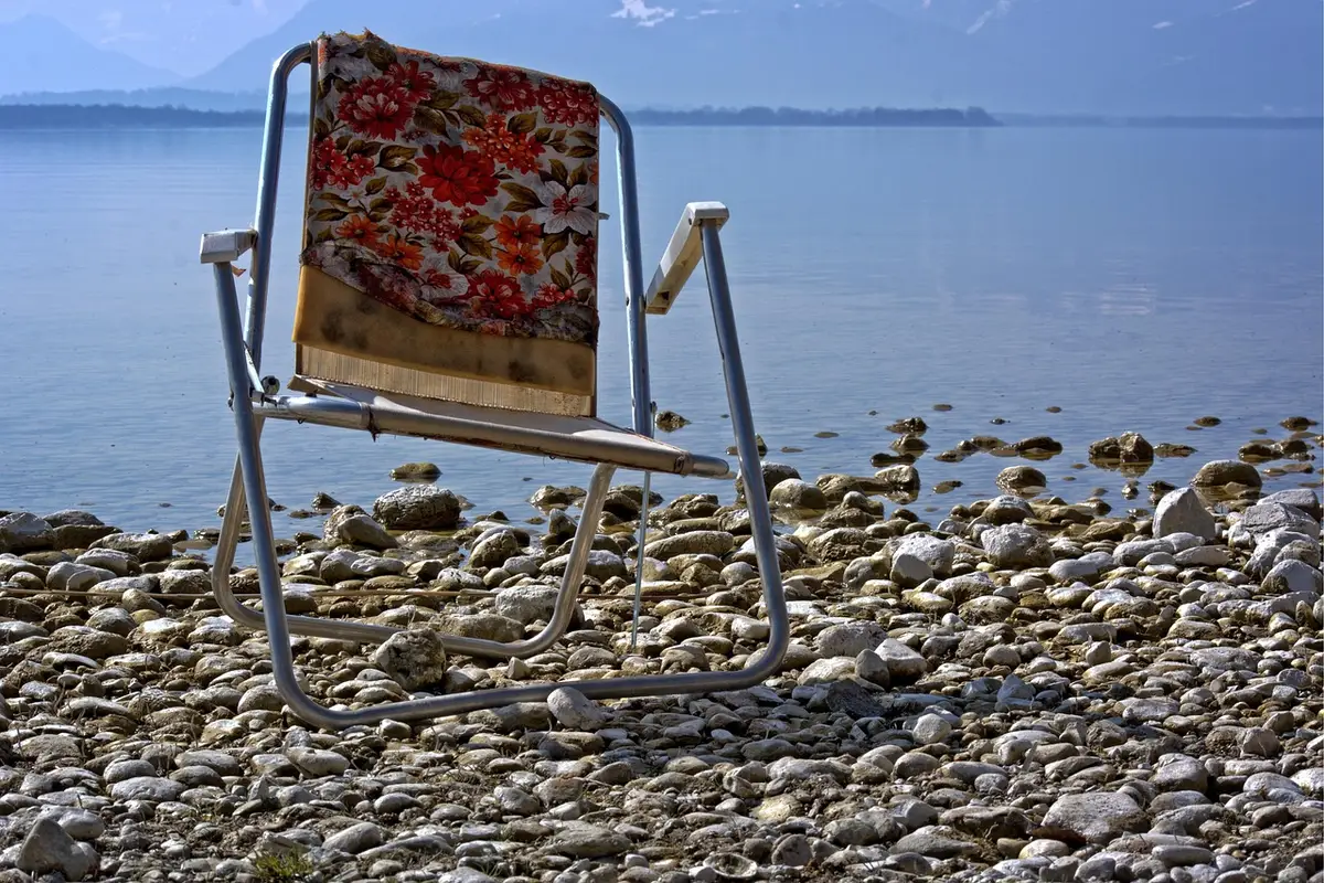 Cibo deteriorato e scarti agricoli in primo piano, con campi sullo sfondo