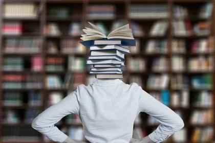 Studenti di diversa provenienza che studiano insieme in una biblioteca universitaria moderna