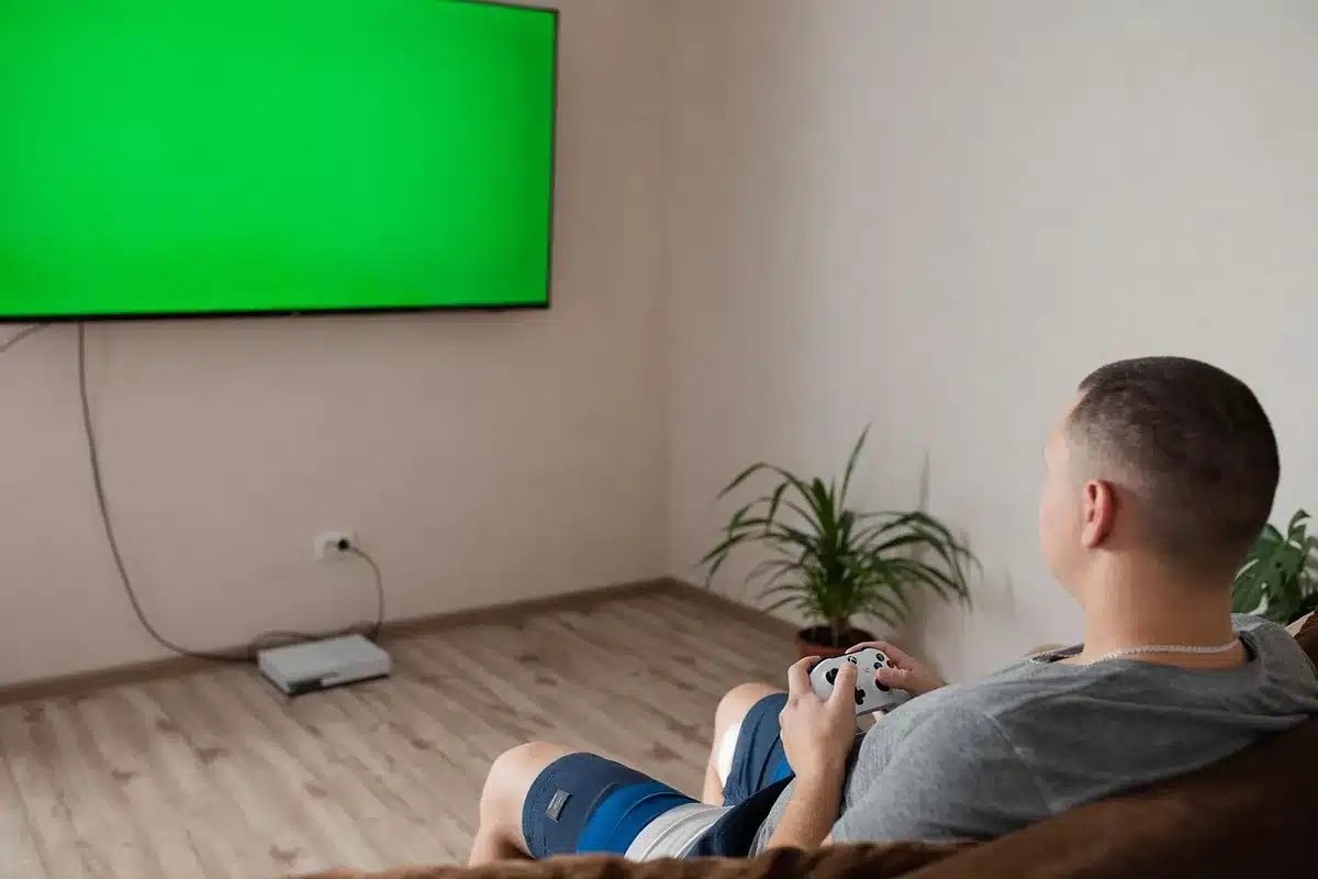 Interno di uno studio televisivo e sala controllo in vista del cambio di palinsesto